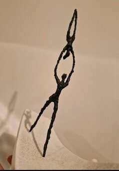 Louise Kött-Gärtner bronzová plastika "Im Einklang"