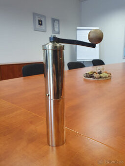 Starý mosazný ruční mlýnek na kávu, nebo koření