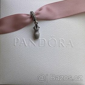 Pandora přívěsek šaty