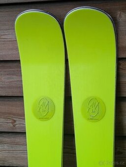 Prémiové švýcarské lyže AK YELLOW POP, 160cm, 2023