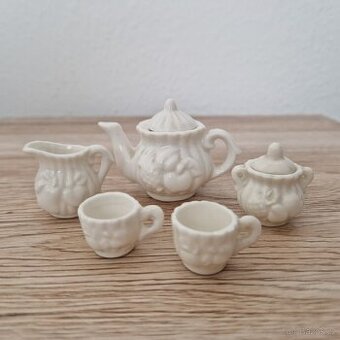 Starý porcelánový set miniaturního nádobí