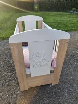 Dětská postýlka s úložným prostorem