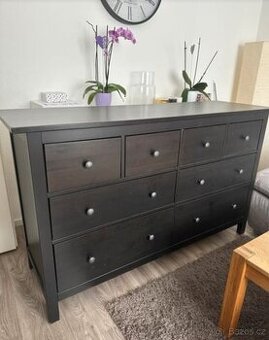 HEMNES KOMODA S OCHRANNÝM SKLEM