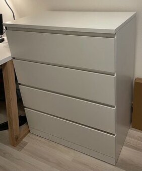 IKEA: MALM komoda a KALAX police