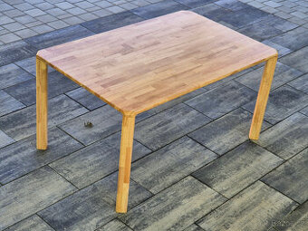 Designový jídelní stůl z masivu