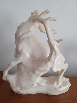 Porcelánová soška jelena