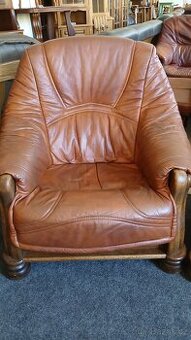 Kožené křeslo s dřevem