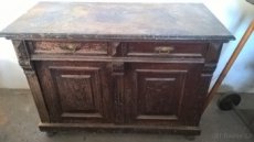 Starožitná komoda s mramorovou deskou