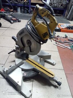 Pokosová pila Dewalt