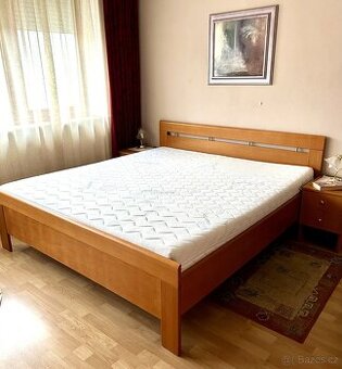 Manželská masivní postel s komodou a nočními stolky