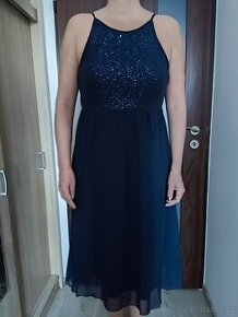 Kontrastní glitrové šaty