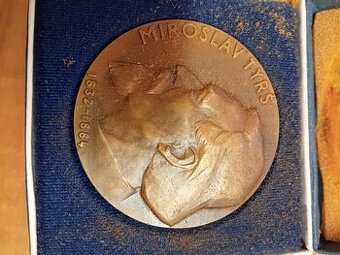 prodám staré medaile a oblekové kapesníčky