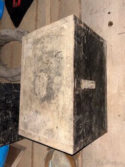 Stará dřevěná truhla