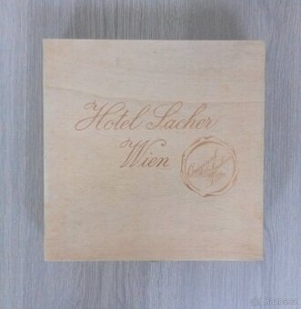 Originální dřevěná reklamní krabice, k tomu další plechové