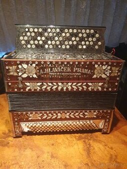 Unikátní sbírka knoflíkových harmonik