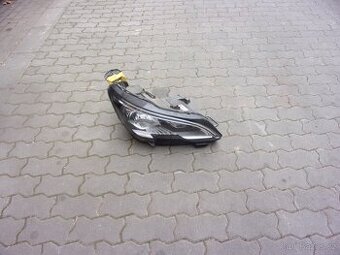 pravé přední světlo Peugeot 3008 od roku 2017