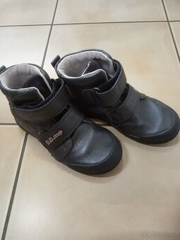 Prodáme dívčí lehkou obuv