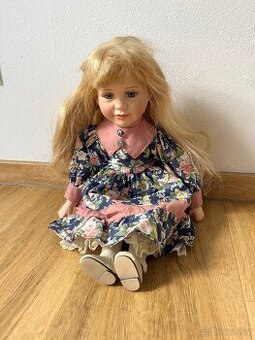 Sedící porcelánová panenka