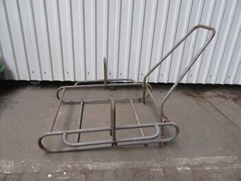 Nabízím starou konstrukci z karky-dvoukolak. Chybí kola. Pův