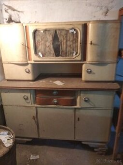 starý kredenc