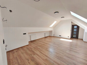 Nový podkrovní byt 2+kk, 60,28 m2, Nupaky, Praha východ
