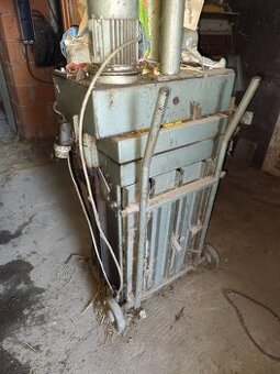 Hydraulický paketovací lis na odpady