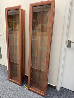 Prosklenná nástěnná skříňka, vitrína, knihovna. Ikea Sconto