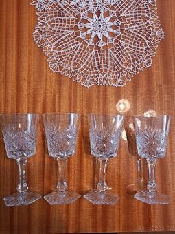 Prodám sadu 4 ks broušených sklenek na víno