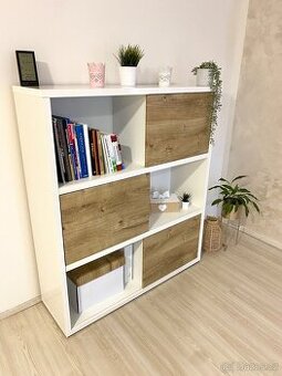 Komoda s posuvnými dvířky