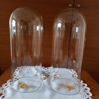 Skleněné poklopy na starožitnosti