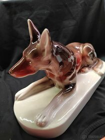 Soška porcelánového psa