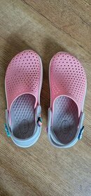 Pantofle, sandály, gumáky Crocs, vel. 33-34