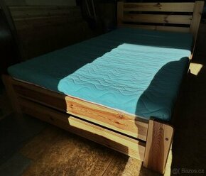 Masivní dřevěná postel 1,5 lůžko