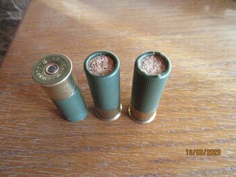 Brokový náboj  ráže 10/65 plněný černým prachem brok 4 mm.