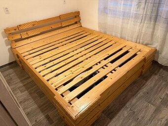 Manželská postel z masivu