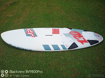 Plovák na windsurfing