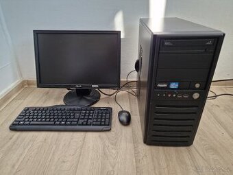 Počítač s lcd na filmy internet kancelářské práce starší hry
