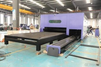 Fiber laser na kov 6kW s kabinou, rotační osou a 2. stolem