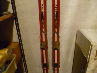 Retro sjezdové lyže ARTIS + hůlky