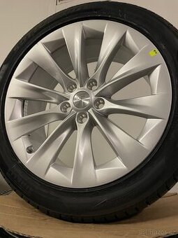 Original zimni Tesla Model S r19 + 245/45/19 100%