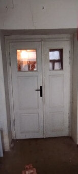 Historické dvoukřídlé dveře s prosklením