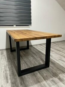 Masivní jídelní dubový stůl