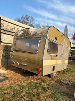 Kurnik z obytného přívěsu