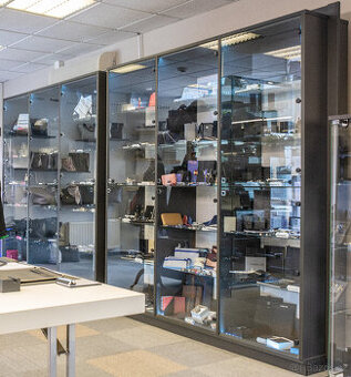 2 velké prosklené vitríny (velká sleva)