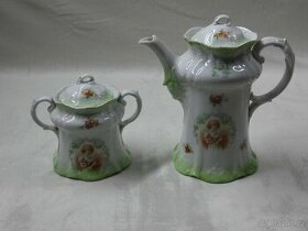 stará porcelánová čajová konvice a cukřenka
