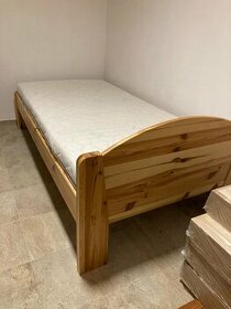 Borovicová postel s roštem