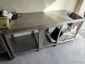 Nerezový stůl s dřezem, baterií a nerezovým košem