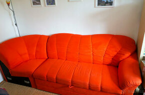 Rohová sedací souprava oranžové barvy