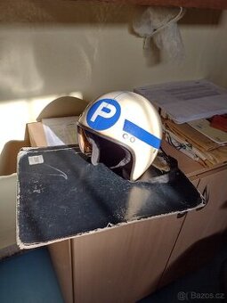 Přilba regulčik na motorku.