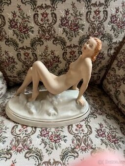 Royal Dux - porcelánová soška ženy v leže